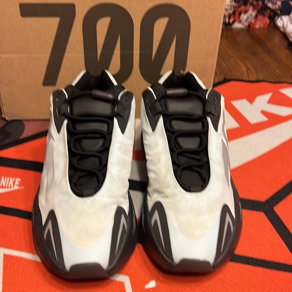 11M yeezy 700 blue tint - Picture 3 of 6